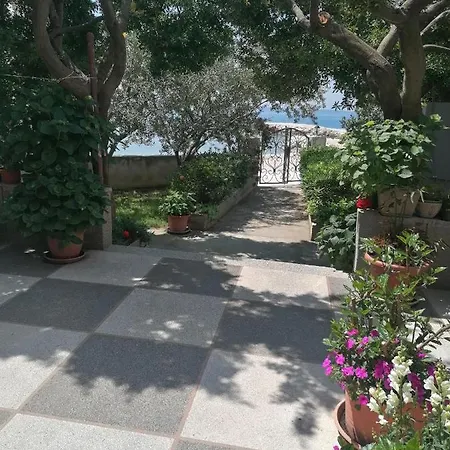 And Tomas Guest house